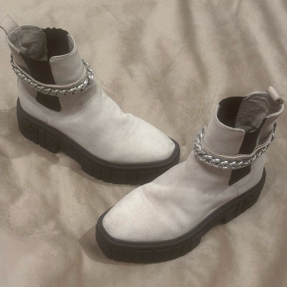 Karl Lagerfeld Paris Suede Chelsea Boots – Chain Ankle Detail, Lug Sole | 7–7.5 - Picture 3 of 16